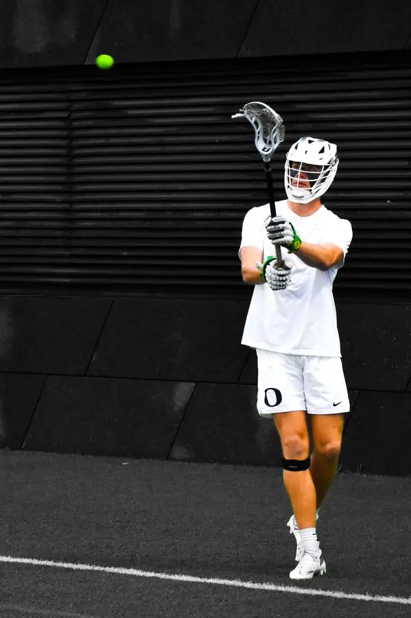 Oregon Ducks lacrosse player catching a pass