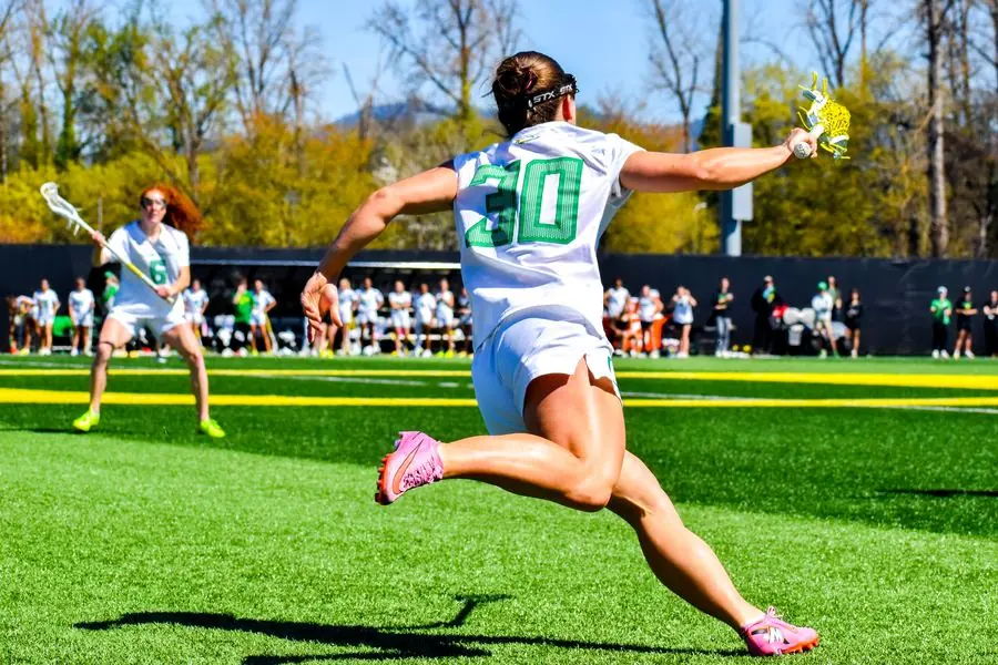 Oregon lacrosse player sprinting with the ball